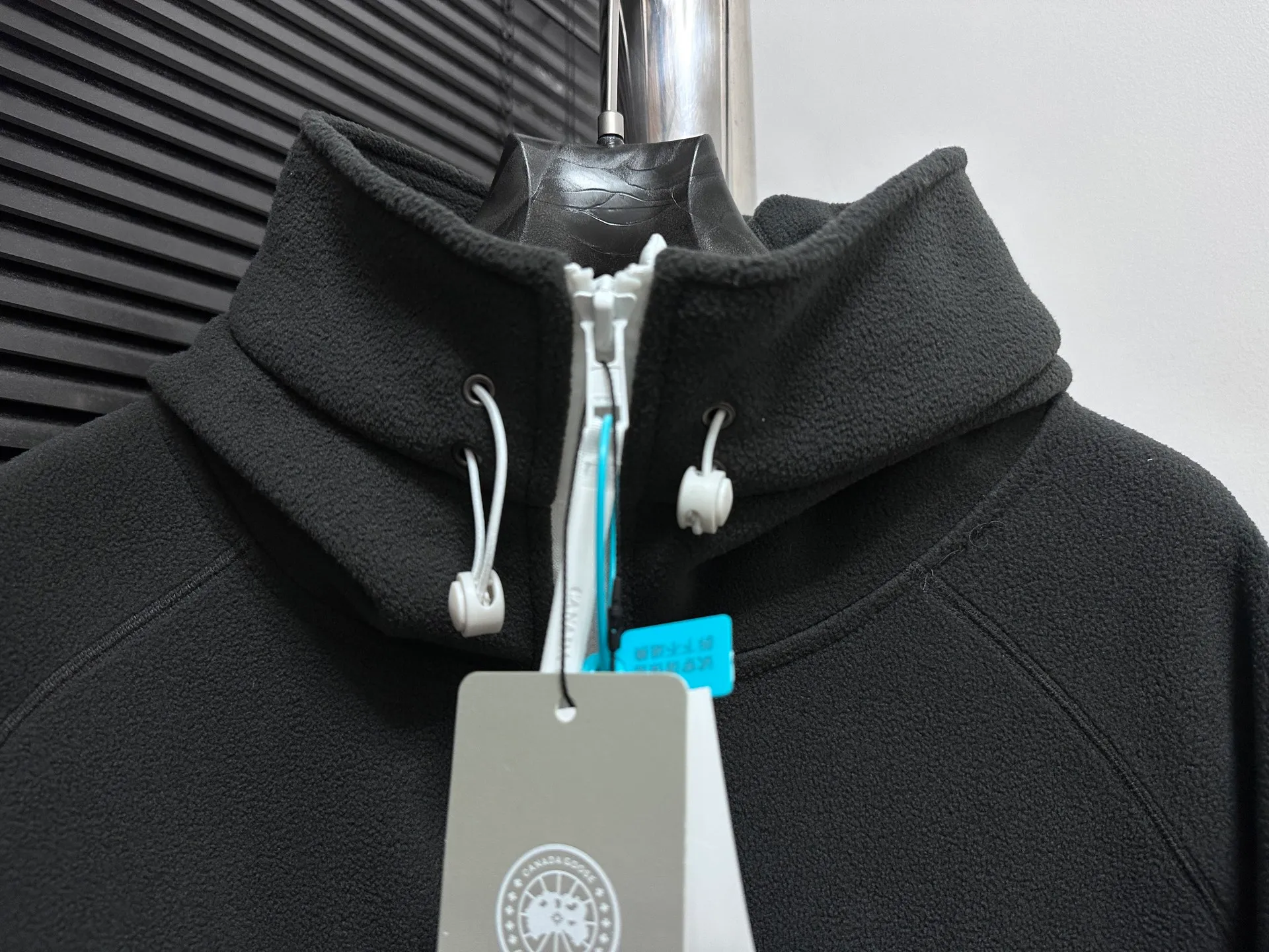 P600 [Canada Goose] Chilliwa 01 hooded wool fleece long-sleeved pilot #Canada Goose Chilliwa wool fleece pilot Canada goose Chilliwa Fce Bomber HUMANATURE, limited white label wool fleece. Light gray seems to be a color that is not available in every country. I like the white label. It is really high-end. Soft and comfortable, not heavy. Buyers who like it should hurry up😈 Size: S-XL